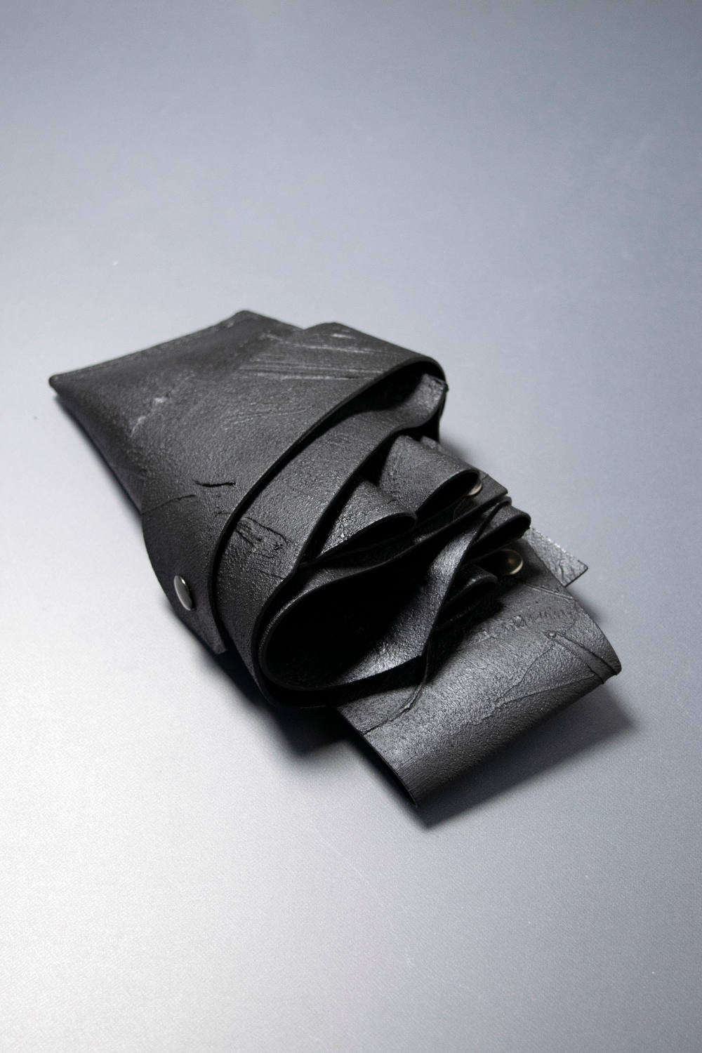 kagari yusukeレザーケース ✳︎ストラップ付き KAGARI YUSUKE - シザー ロック [黒い壁] / SC02-bk | BONITA